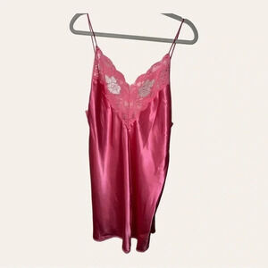 0298. VINTAGE WENDY ANN MADE IN USA PINK‎ SLIP SPAGHETTI STRAPS LACE V NECKLINE
